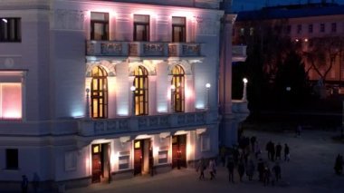 İnsansız hava aracının gece uçtuğu sırada binanın arkasından görünen iş merkezinin hava görünümü.