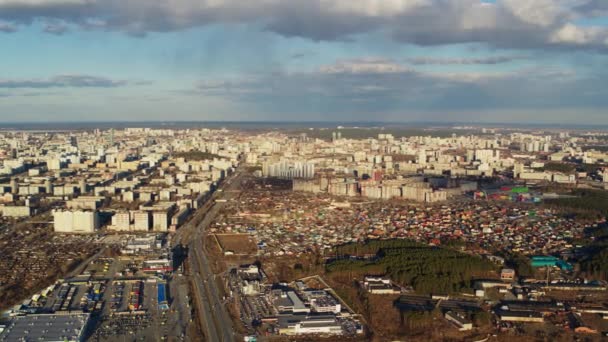 Parlak güneşile Avrupa şehrinin havadan görünümü — Stok video