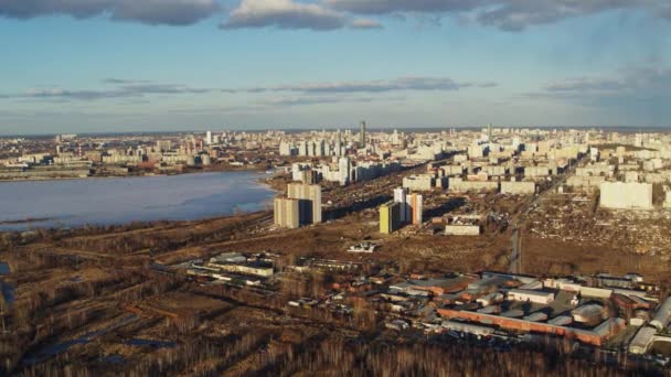 Vue aérienne de la ville européenne avec soleil éclatant — Video