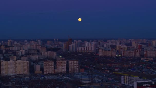 Antenni näkymä valtava kuu yläpuolella yö kaupunki . — kuvapankkivideo