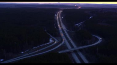 Kırsal kesimde araba ve kamyonlarla dolu dev yol kavşağı, havadan görünüm.