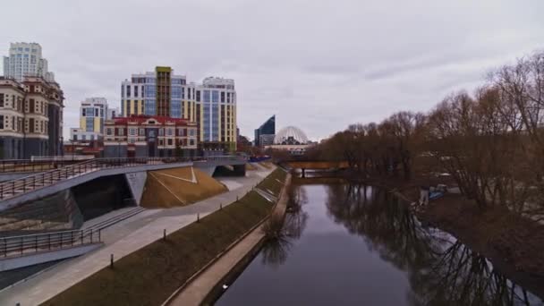 Volare basso sopra il fiume nel centro dell'area urbana . — Video Stock