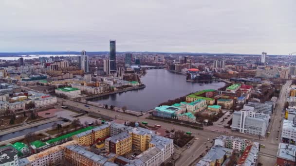 Красивый вид с воздуха на город и реку в центре европейского города . — стоковое видео