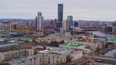 Avrupa şehrinin merkezinde şehir ve nehir güzel havadan görünümü.