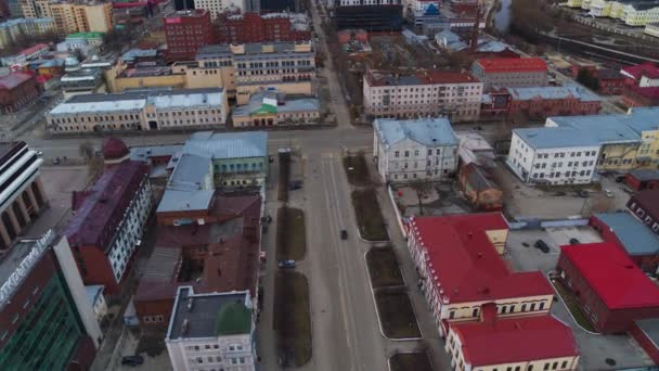 Letecký pohled na město a budovy v centru Evropského města. — Stock video