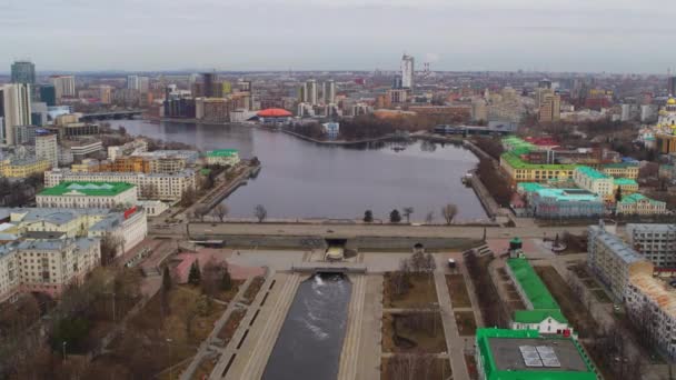 Вид с воздуха на город и здания в центре европейского города . — стоковое видео