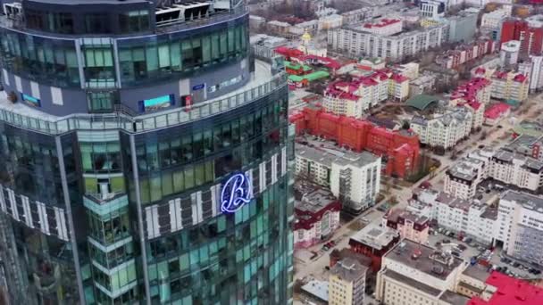 2019.04.20 Ekaterinburg, Malysheva Street 51. Flygfoto över affärscentret Vysotsky. — Stockvideo