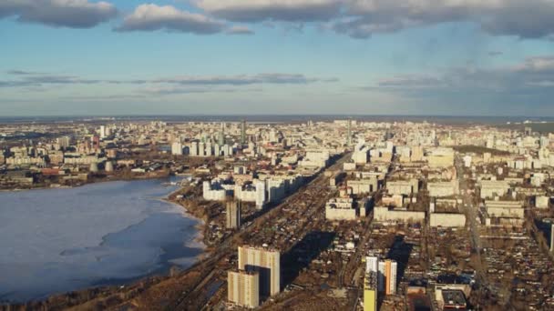 Вид с воздуха на европейский город с ярким солнцем — стоковое видео
