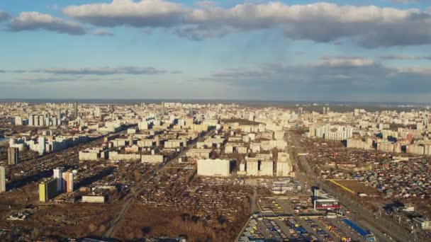 Luchtfoto van de Europese stad met felle zon — Stockvideo