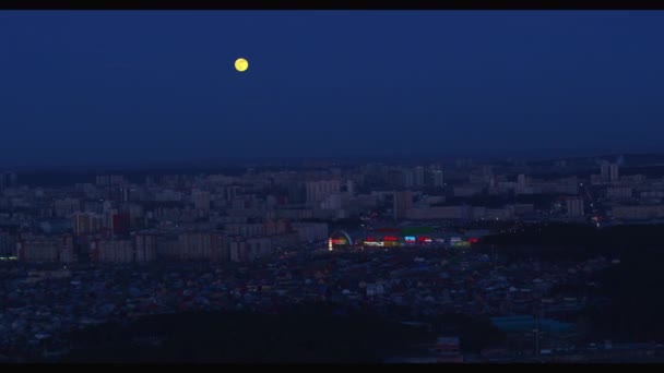 Vista aérea de la enorme luna sobre la ciudad nocturna . — Vídeos de Stock