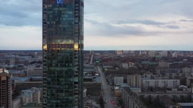 Gece şehrinin arka planında güzel ışıklandırması olan iş merkezinin hava manzarası..