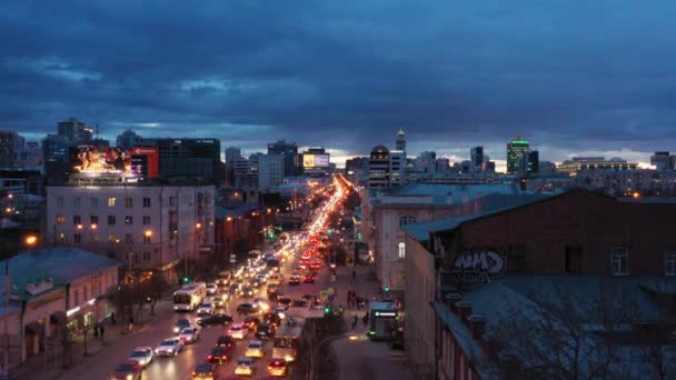 Αεροφωτογραφία της κυκλοφορίας των αυτοκινήτων στο κέντρο της πόλης τη νύχτα. — Αρχείο Βίντεο