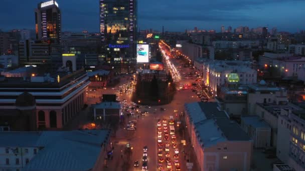 Vista aérea del tráfico de coches en el centro de la ciudad por la noche . — Vídeo de stock