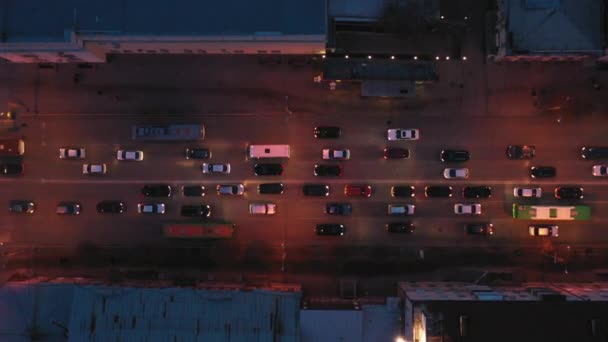 Vista aérea del tráfico de coches en el centro de la ciudad por la noche . — Vídeos de Stock