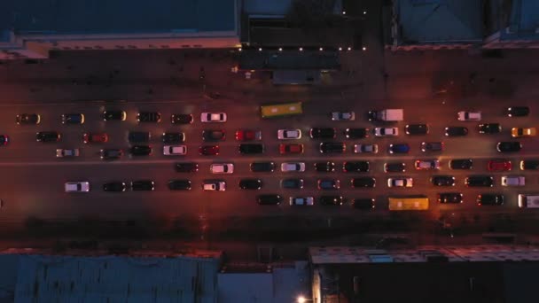 Vista aérea del tráfico de coches en el centro de la ciudad por la noche . — Vídeos de Stock