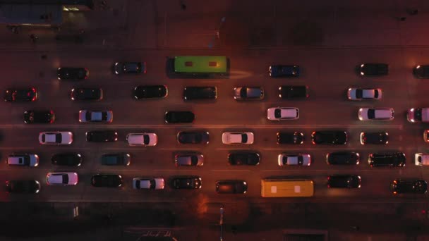 Vista aerea del traffico automobilistico nel centro della città di notte . — Video Stock