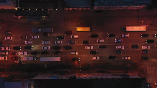 Luchtfoto van het autoverkeer in het stadscentrum 's nachts. — Stockvideo