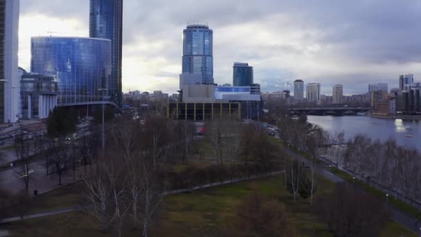 City Park δίπλα στο ποτάμι με συννεφιά στο κέντρο της πόλης. — Αρχείο Βίντεο
