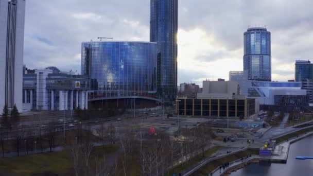 Parque de la ciudad junto al río en tiempo nublado en el centro de la ciudad . — Vídeos de Stock