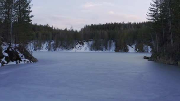 Légi kilátás egy kis tó egy vékony réteg jég az erdőben. — Stock videók