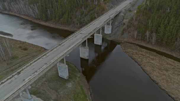 Luchtfoto van de brug over de rivier die auto 's rijden. — Stockvideo