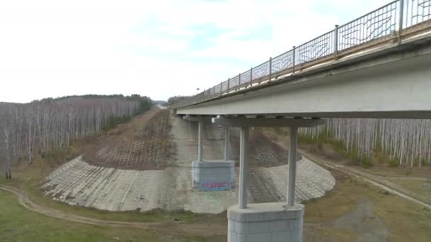 Widok z lotu ptaka na most nad rzeką, na którym jeżdżą samochody. — Wideo stockowe