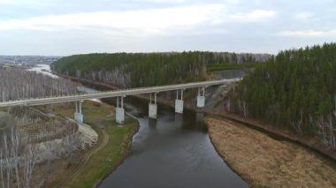 Nehrin üzerindeki köprüden arabaların geçtiği hava manzarası.
