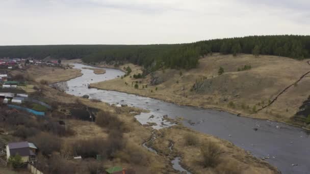 Vue aérienne de la rivière avec de grandes roches dans le lit de la rivière.