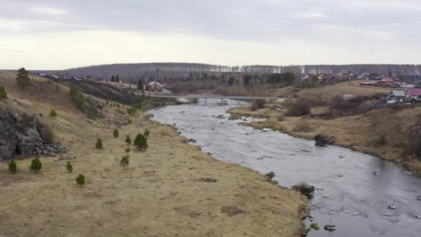 Vue aérienne de la rivière avec de grandes roches dans le lit de la rivière.