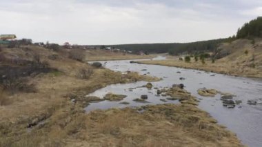 Nehrin havadan görünüşü, nehir yatağında büyük kayalar var..