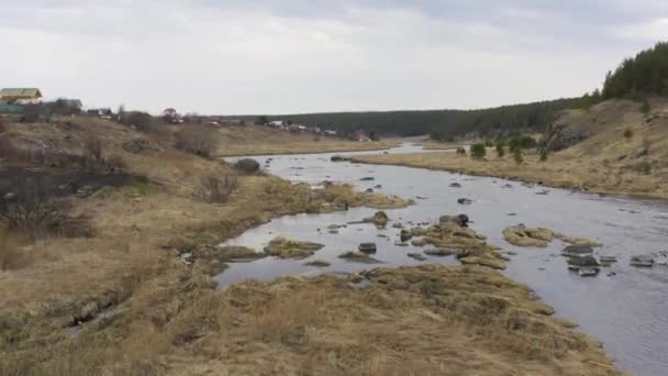 Luchtfoto van de rivier met grote rotsen in de rivierbedding. — Stockvideo