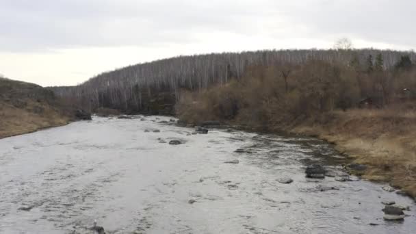 Vue aérienne de la rivière avec de grandes roches dans le lit de la rivière. — Video