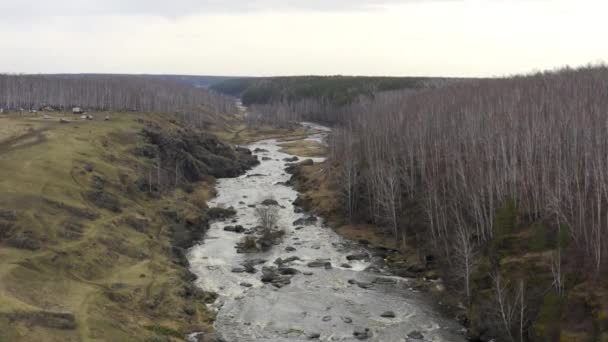 Vue aérienne de la rivière avec de grandes roches dans le lit de la rivière. — Video