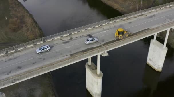 Ormandaki bir nehrin üzerindeki yol köprüsünün havadan görünüşü.. — Stok video