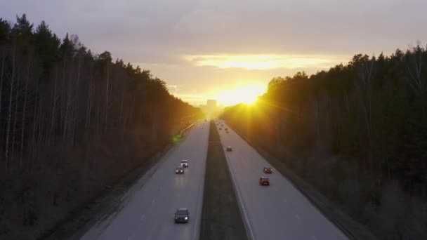 Una vista aérea del tráfico en la pista al atardecer . — Vídeos de Stock