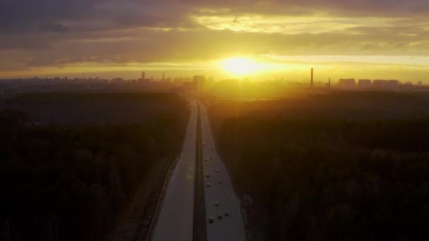 Veduta aerea del traffico in pista al tramonto. — Video Stock