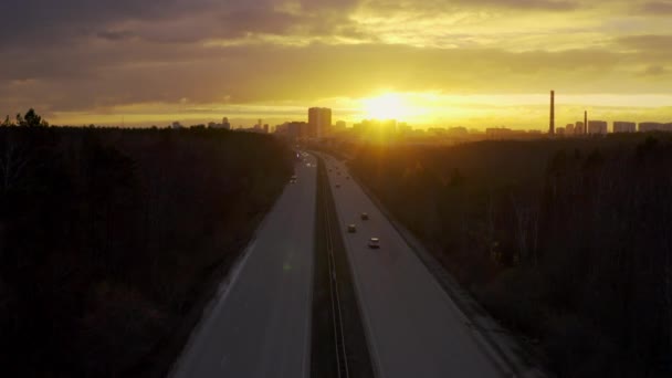 Veduta aerea del traffico in pista al tramonto. — Video Stock