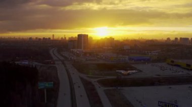 Gün batımında şehir trafiğinin hava görüntüsü.