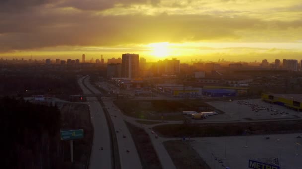 Flygfoto över stadstrafiken vid solnedgången. — Stockvideo