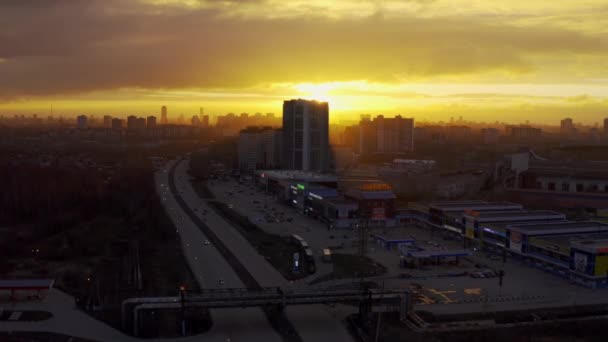 Légi felvétel a városi forgalomról naplementekor. — Stock videók