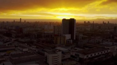 Gün batımında şehir trafiğinin hava görüntüsü.