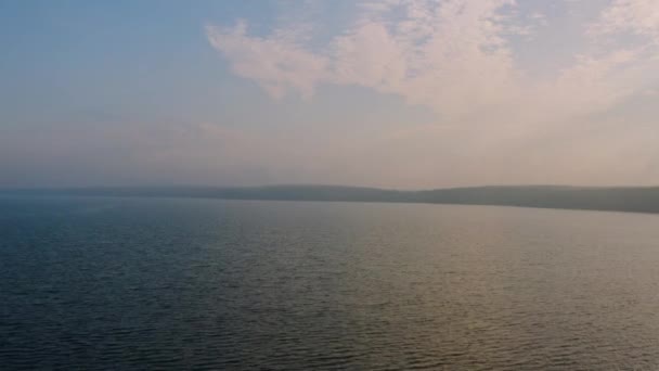 Büyük bir gölün havadan görünüşü, suyun üzerinde kıyıya doğru uçan bir taht.. — Stok video