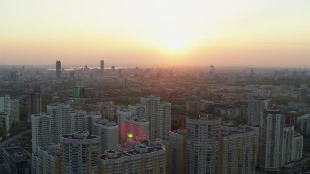 Вид с воздуха на ярко-оранжевый закат над городом . — стоковое видео