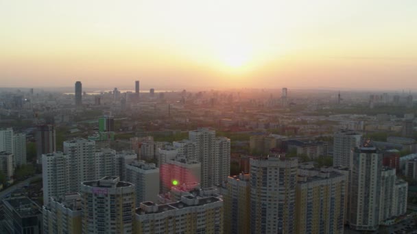 Vista aérea de la puesta de sol naranja brillante sobre la ciudad . — Vídeos de Stock