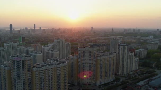 街の上に明るいオレンジ色の夕日の空中ビュー. — ストック動画