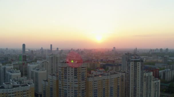 Вид с воздуха на ярко-оранжевый закат над городом . — стоковое видео