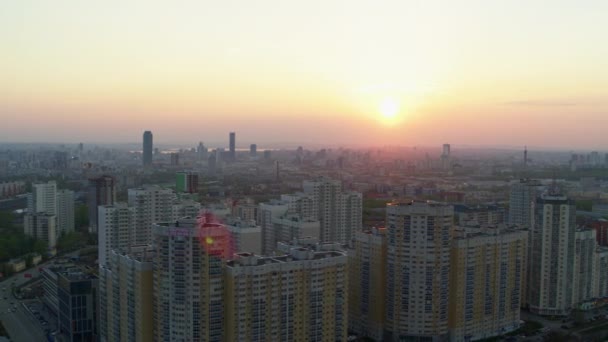 Вид с воздуха на ярко-оранжевый закат над городом . — стоковое видео