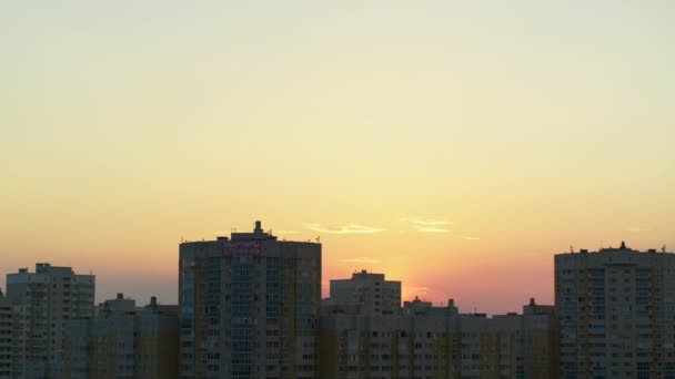 Luftaufnahme des leuchtend orangen Sonnenuntergangs über der Stadt. — Stockvideo