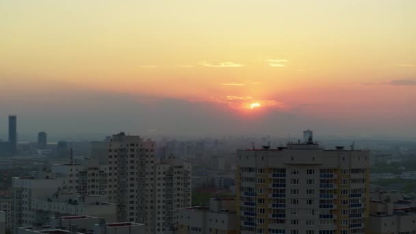 Luftaufnahme des leuchtend orangen Sonnenuntergangs über der Stadt. — Stockvideo