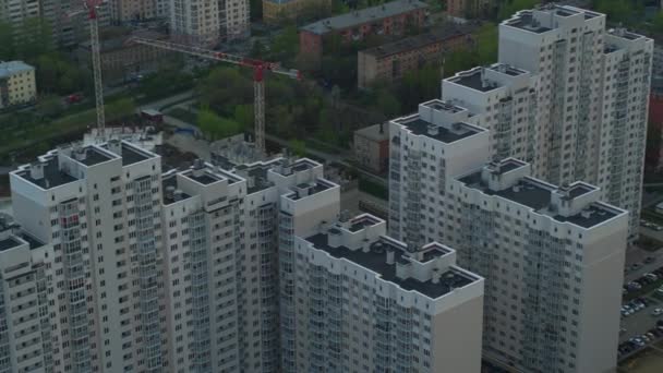 Una vista aérea de la construcción de una casa junto a las casas construidas . — Vídeos de Stock